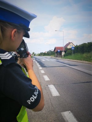 Zdjęcie poglądowe, policjantka mierzy prędkość.