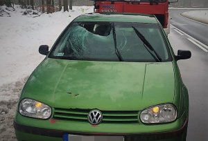 Pojazd uszkodzony przez spadającą taflę lodu.