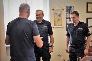 Komendant wręcza podziękowanie.