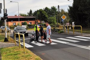 Policjant nadzorujący przejście dla pieszych.