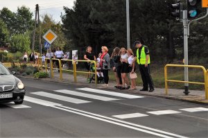 Policjant nadzorujący przejście dla pieszych.