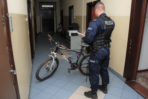 Policjant opisujący odzyskany rower.