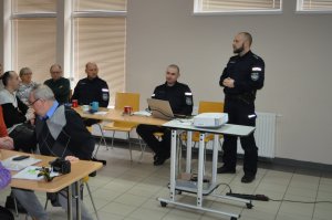 Policjant prowadzi debatę.