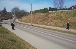 Policjanci patrolują ulice.
