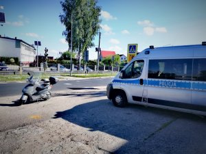 Motorower i policyjny radiowóz.