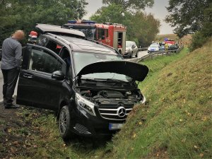 Rozbity samochód w rowie.
