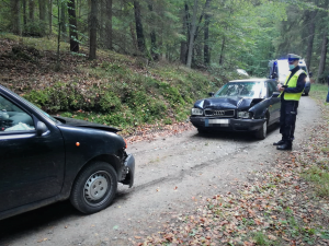 Policjant dokumentuje uszkodzenia pojazdów.