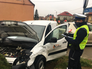 Policjant dokonuje oględzin pojazdów z wypadku