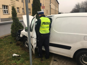 Policjant drogówki dokonuje oględzin pojazdów z wypadku