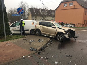 Uszkodzone pojazdy z wypadku drogowego