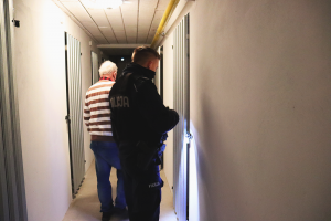 Policjant prowadzi czynności na miejscu kradzieży