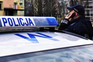 Policjant sprawdza osoby na kwarantannie