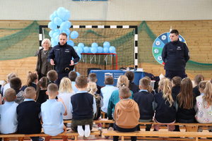 Policjanci prowadzą rozmowy z dziećmi