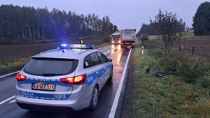 Wypadek drogowy na zdjęciu radiowóz i pojazdy biorące udział w zdarzeniu.